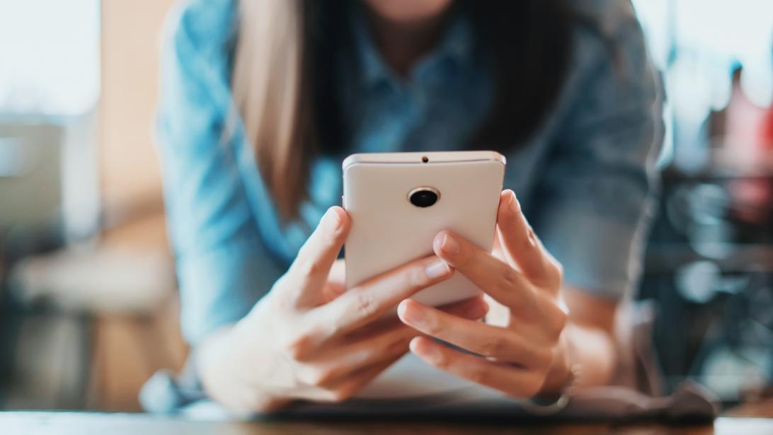 jeune femme utilisant un smartphone