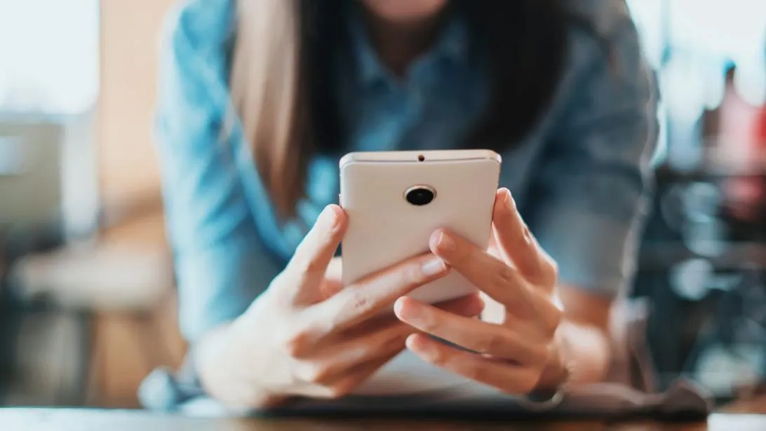 jeune femme utilisant un smartphone